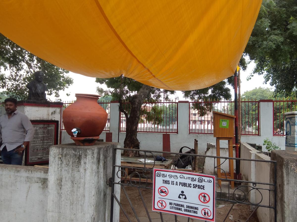 ছোট শুরু। যে জায়গাটিতে দুটি কাঠের বেঞ্চ এবং একটি কাঠের চেয়ার রয়েছে। ছোট শুরু। দুটি কাঠের বেঞ্চ এবং একটি কাঠের চেয়ার অন্তর্ভুক্ত স্থান।