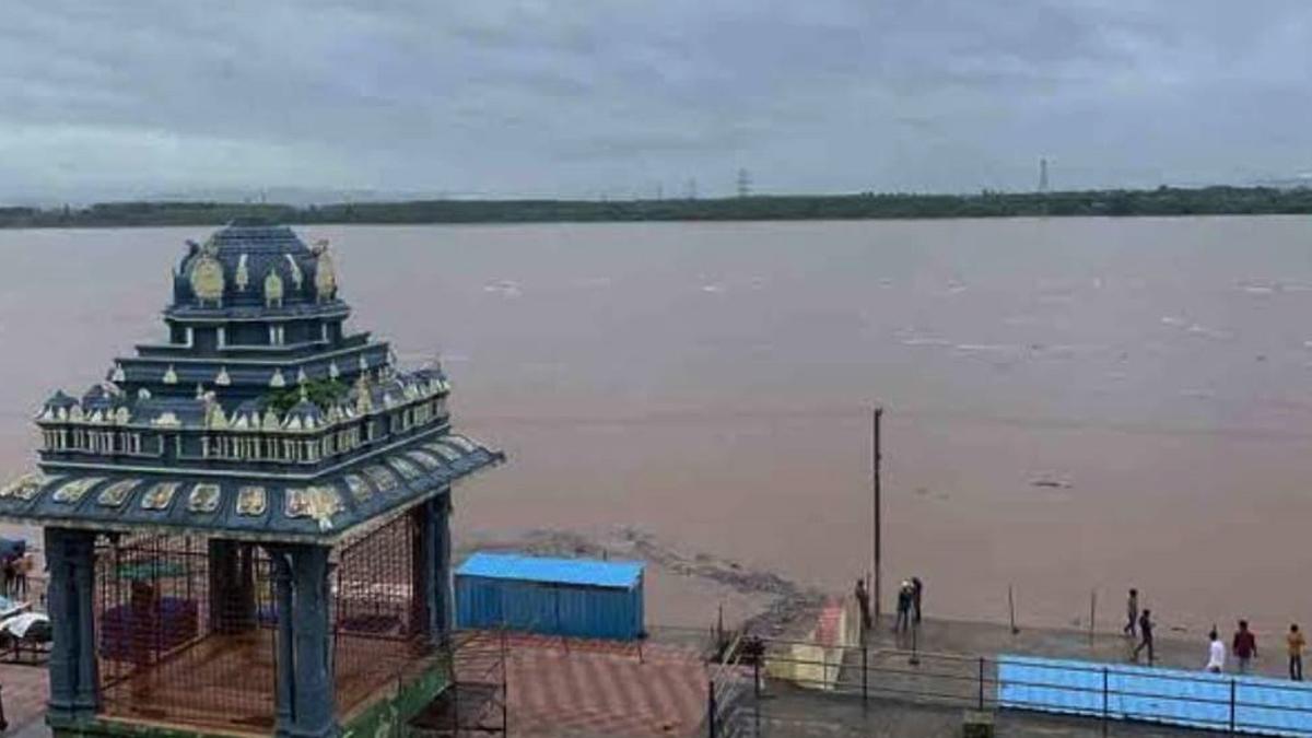 Godavari crosses first flood warning level in Bhadrachalam