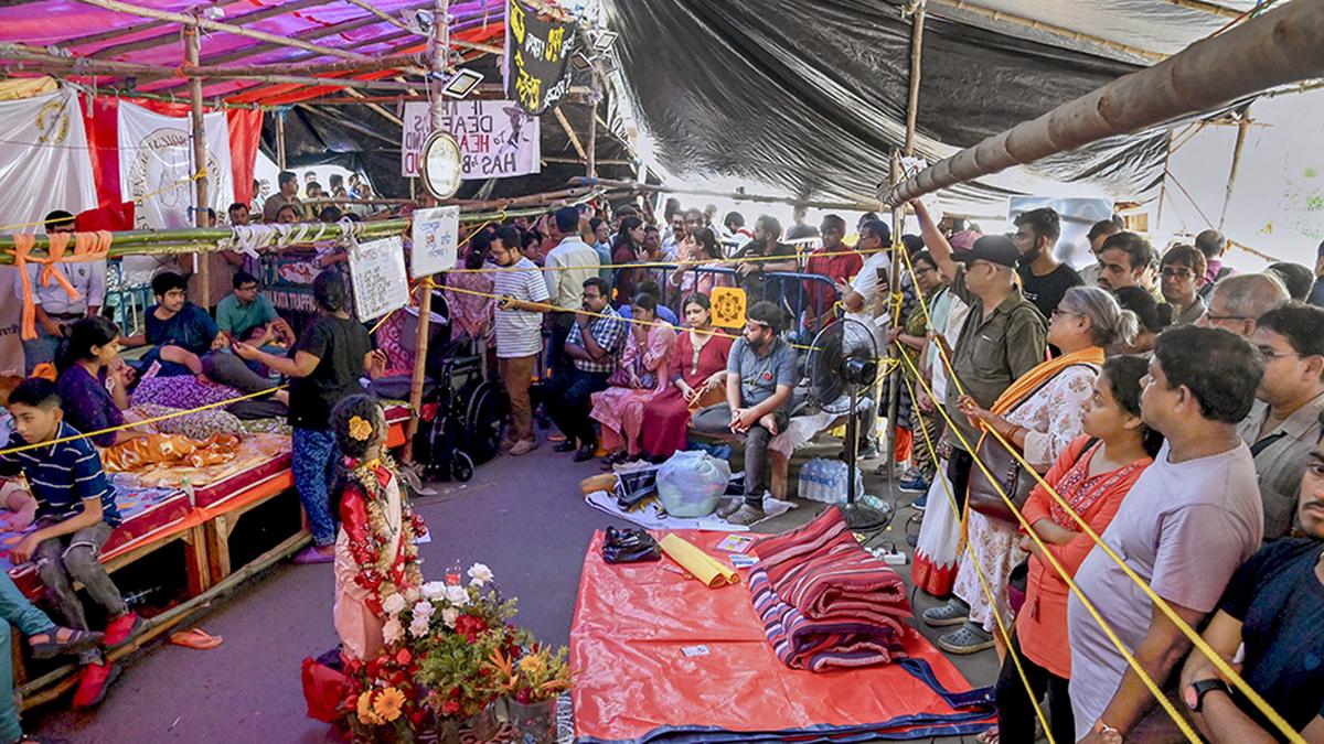 Junior doctors stage 'fast-unto-death' over R.G. Kar horror, medics to bring out rally