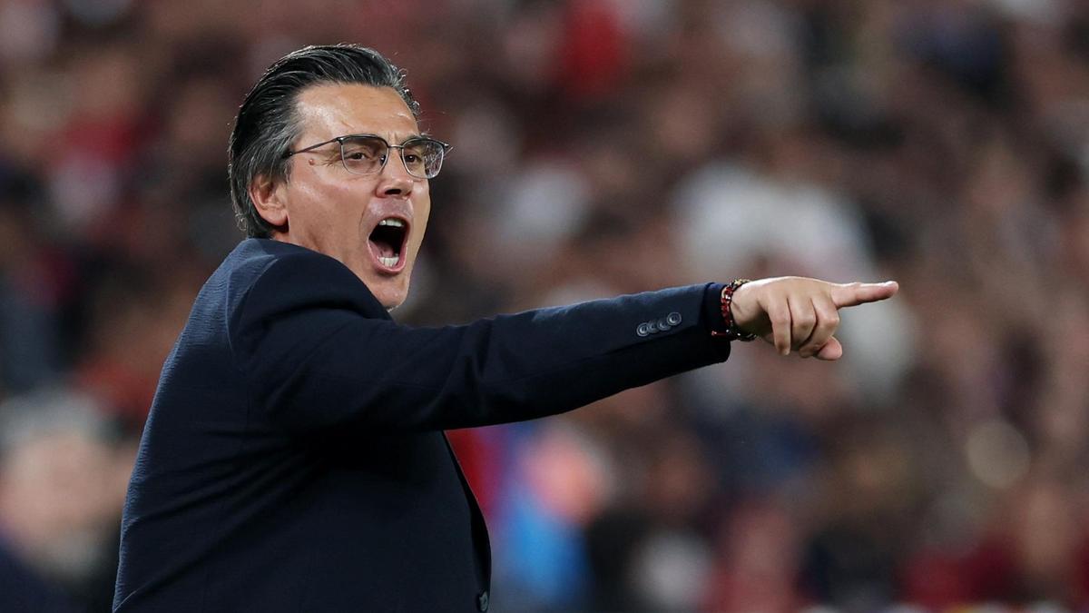 Montella sticks with experience in Turkey World Cup squad
