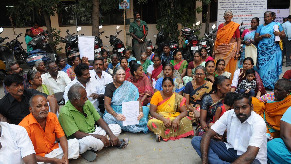 Residents of Vanjinathan Nagar in Erode seek free house sites
