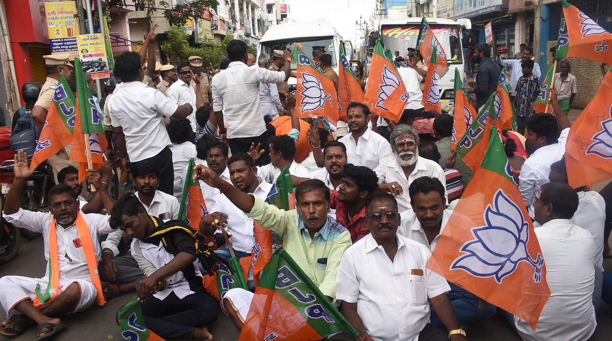 BJP workers stage road rokos in Tiruchi