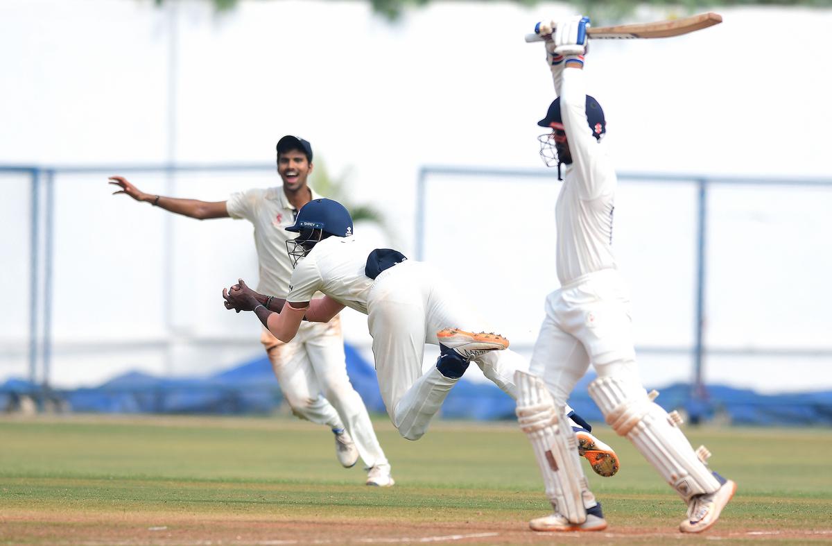 রবিবার গুজরাটের ভালসাদে রঞ্জি ট্রফির ম্যাচের তৃতীয় দিনে মানান হিংরাজিয়ার ক্যাচ ধরেন তামিলনাড়ুর সাই সুধর। 