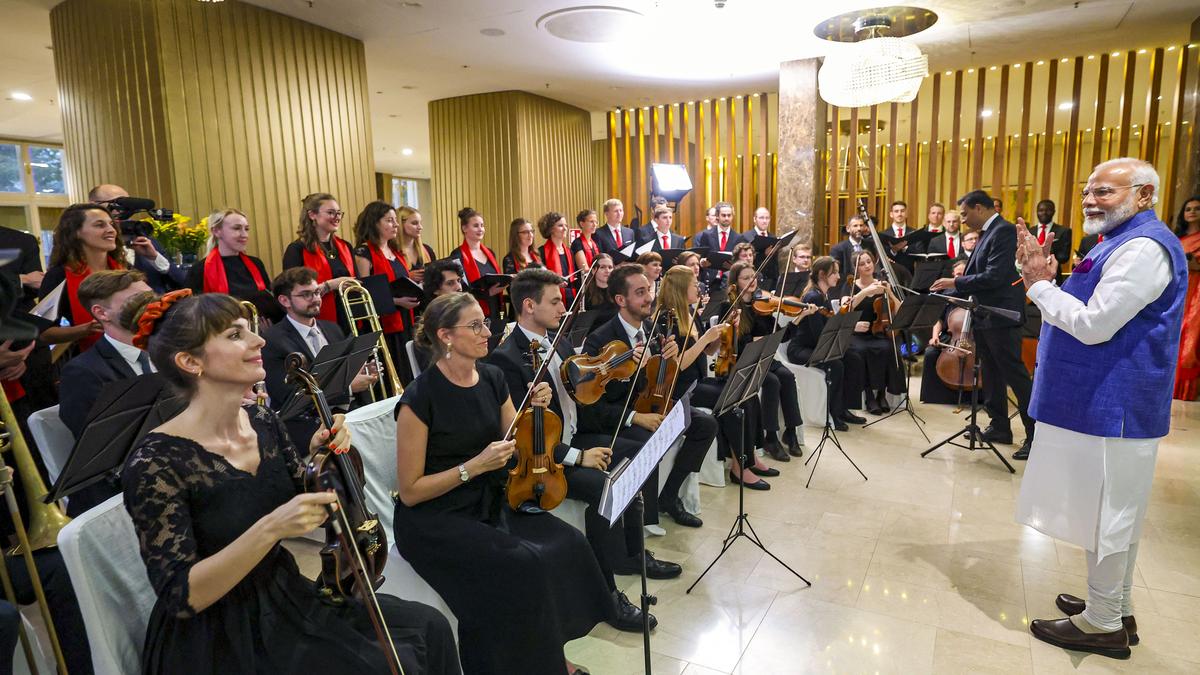 Austrian artists welcome PM Modi in Vienna with a rendition of 'Vande Mataram'