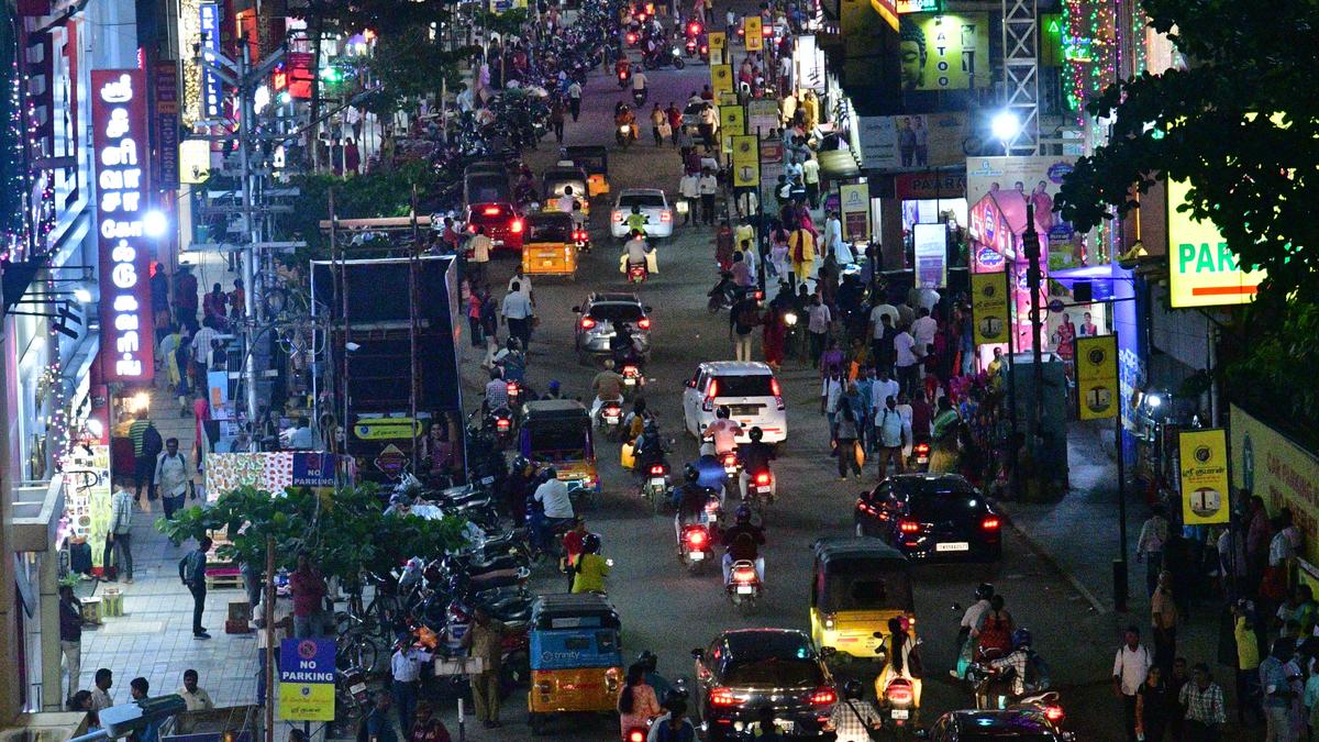 Coimbatore City Police suggest traders to keep shops open at night to ease Deepavali rush