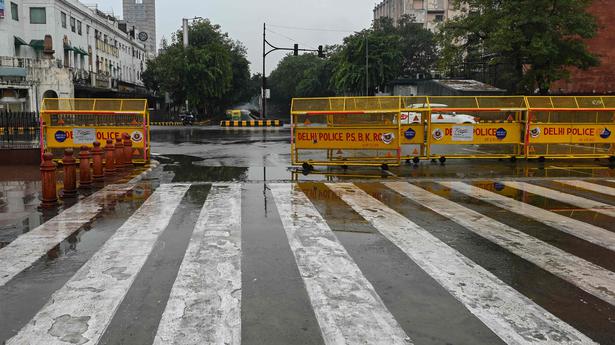 Delhi HC raps police for putting unmanned barricades on roads