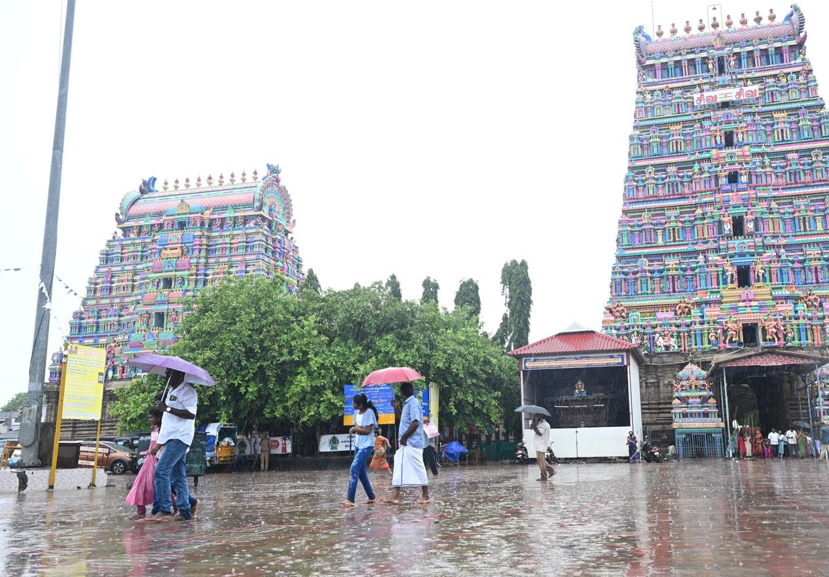 Rain lashing at Thiru Uthirakosamangai  in Ramanathapuram district on Tuesday morning. 