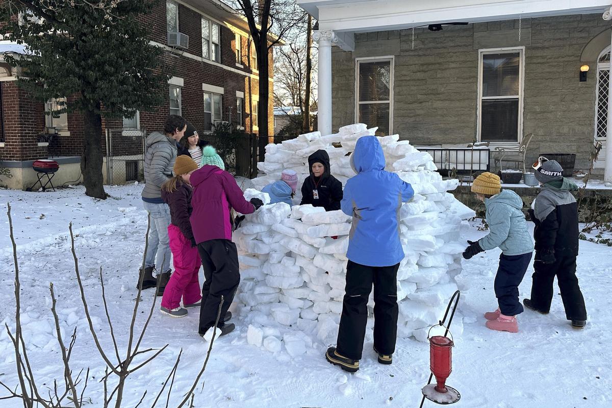 A group of children and adults build an igloo in the front yard of a home in Memphis, Tenn. on January 26, 2026 A group of children and adults build an igloo in the front yard of a home in Memphis, Tenn. on January 26, 2026
