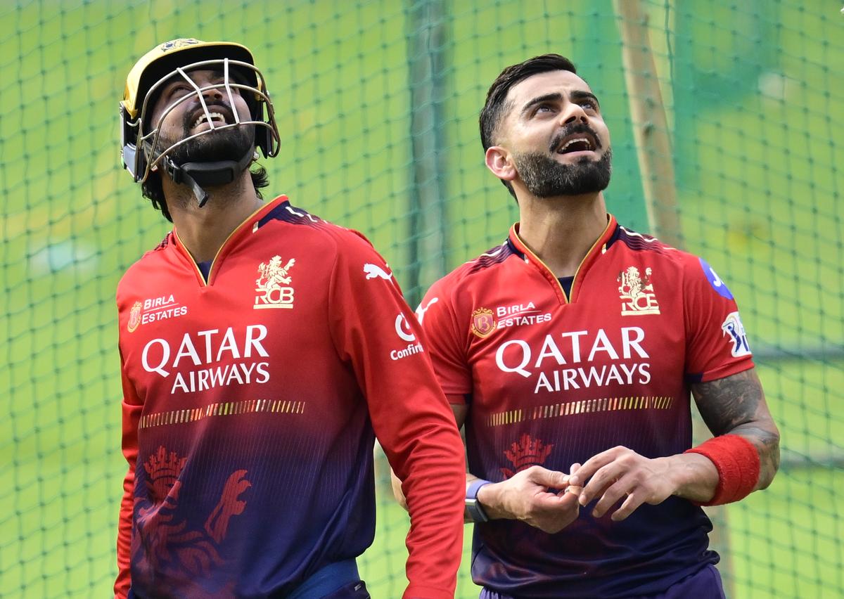 2025 년 5 월 16 일 벵갈 루루에있는 M. Chinnaswamy Stadium (KSCA)에서 IPL 2025 T20 경기 전의 연습 세션에서 RCB와 Krunal Pandya의 Virat Kohli. 