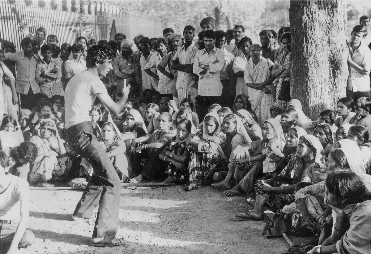 People's Heroes Theatre and CPI(M) activist Safdar Hashmi performing a street drama in the late 1970s. Janam Archive