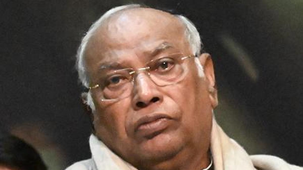 Leadership crisis, 'loot' in BJP govt., says Congress chief Kharge after third fuel price hike