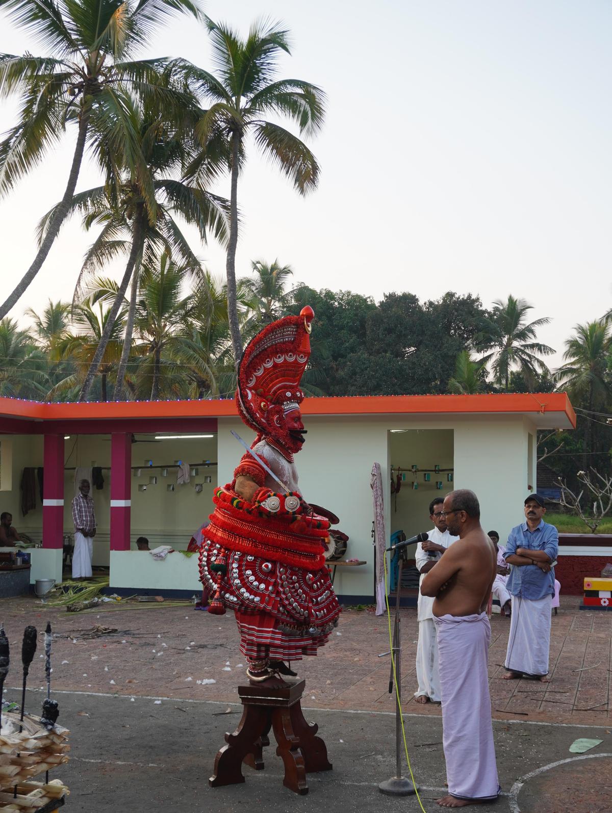 Kathivanoor Veeran Theyyam being narrated his life story for the last time
