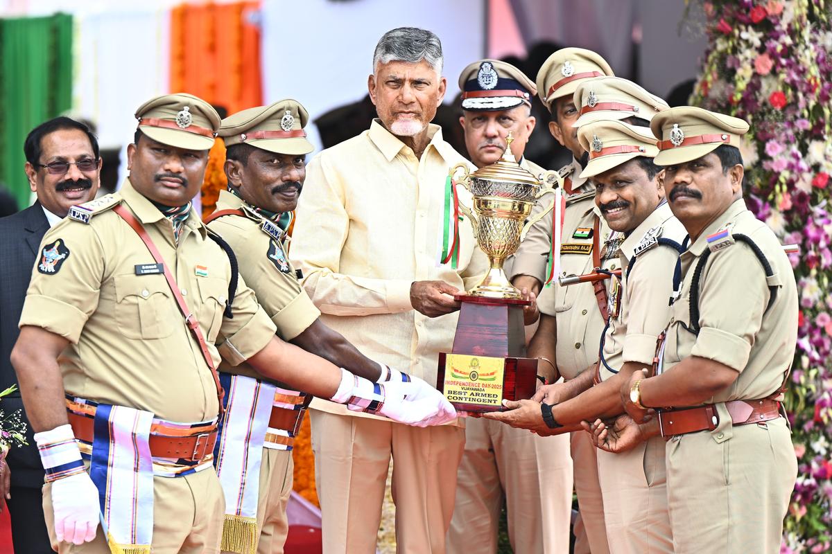 Chief Minister Nara Chandra Babu Naidu presents awards to APSP 16th Battallion Visakhapatnam contingents. 