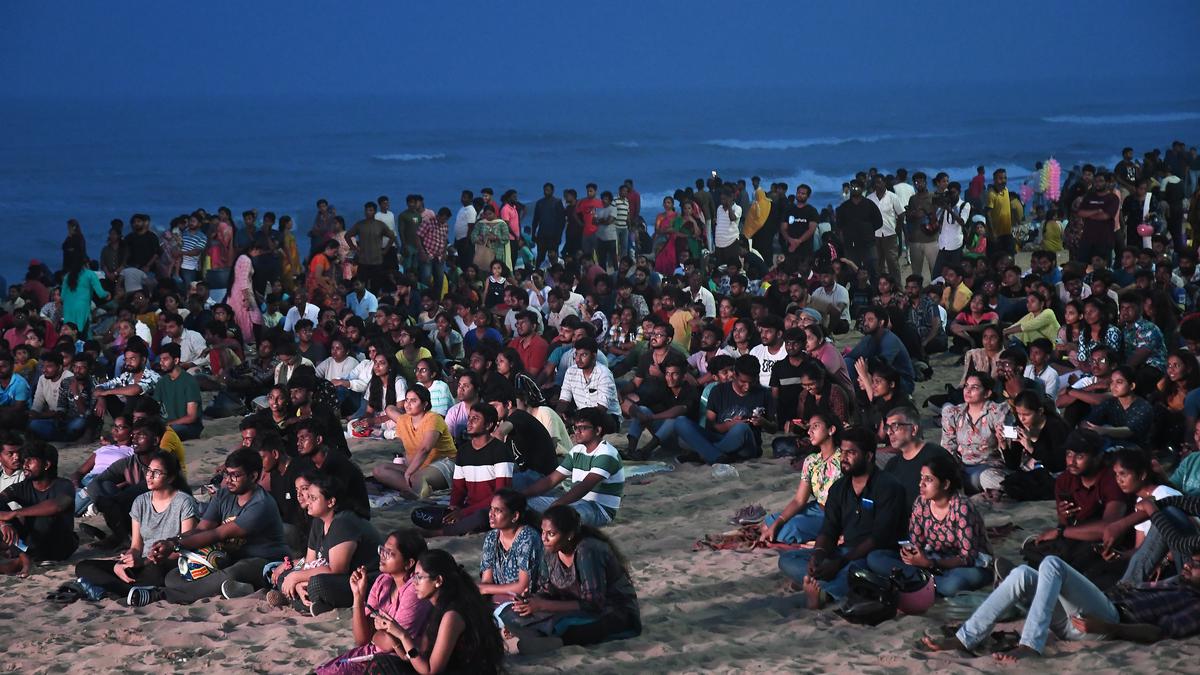 Thiruvanmiyur beach turns into a open-air theatre, it was a pleasant  surprise for many visitors - The Hindu