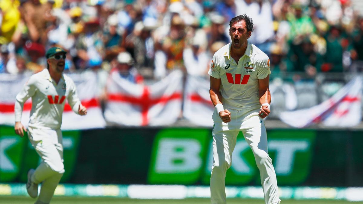 Tes Ashes pertama AUS vs ENG: Mitchell Starc meraih gawang Ashes ke-100