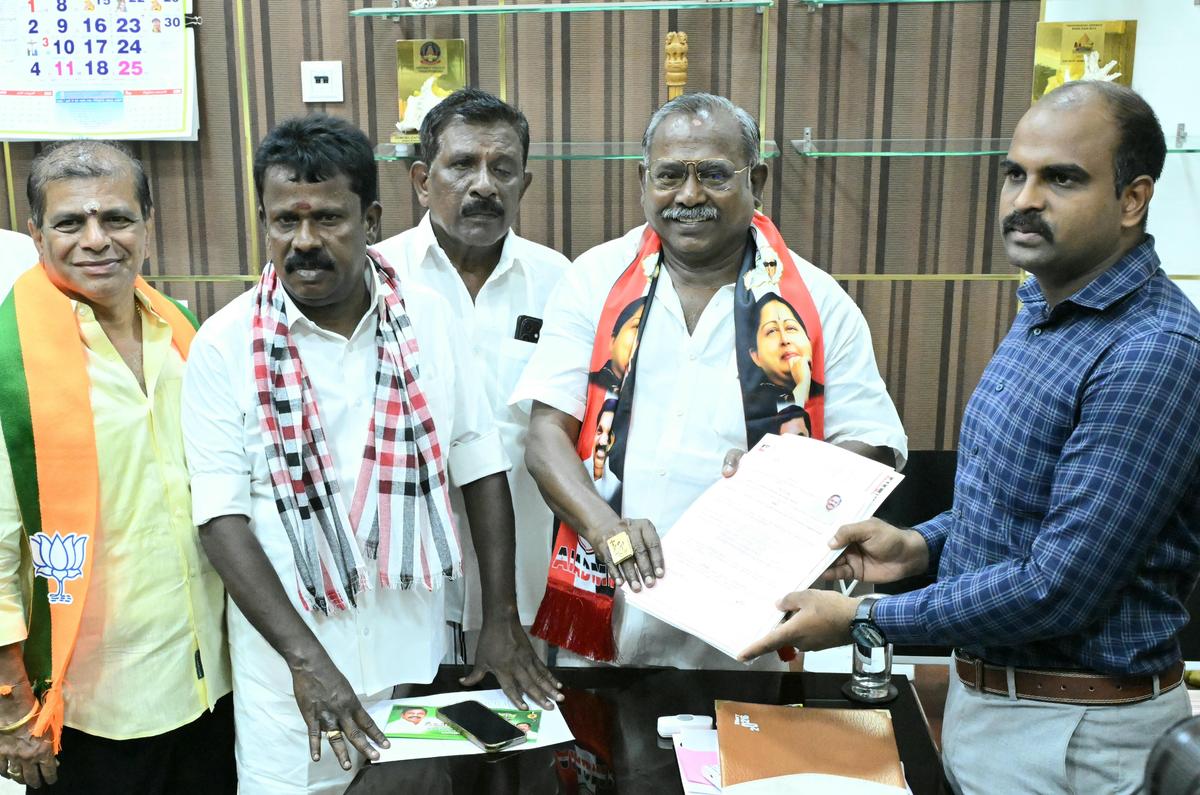 O candidato do AIADMK para Thoothukudi ST Chellapandiyan apresenta sua nomeação na segunda-feira.