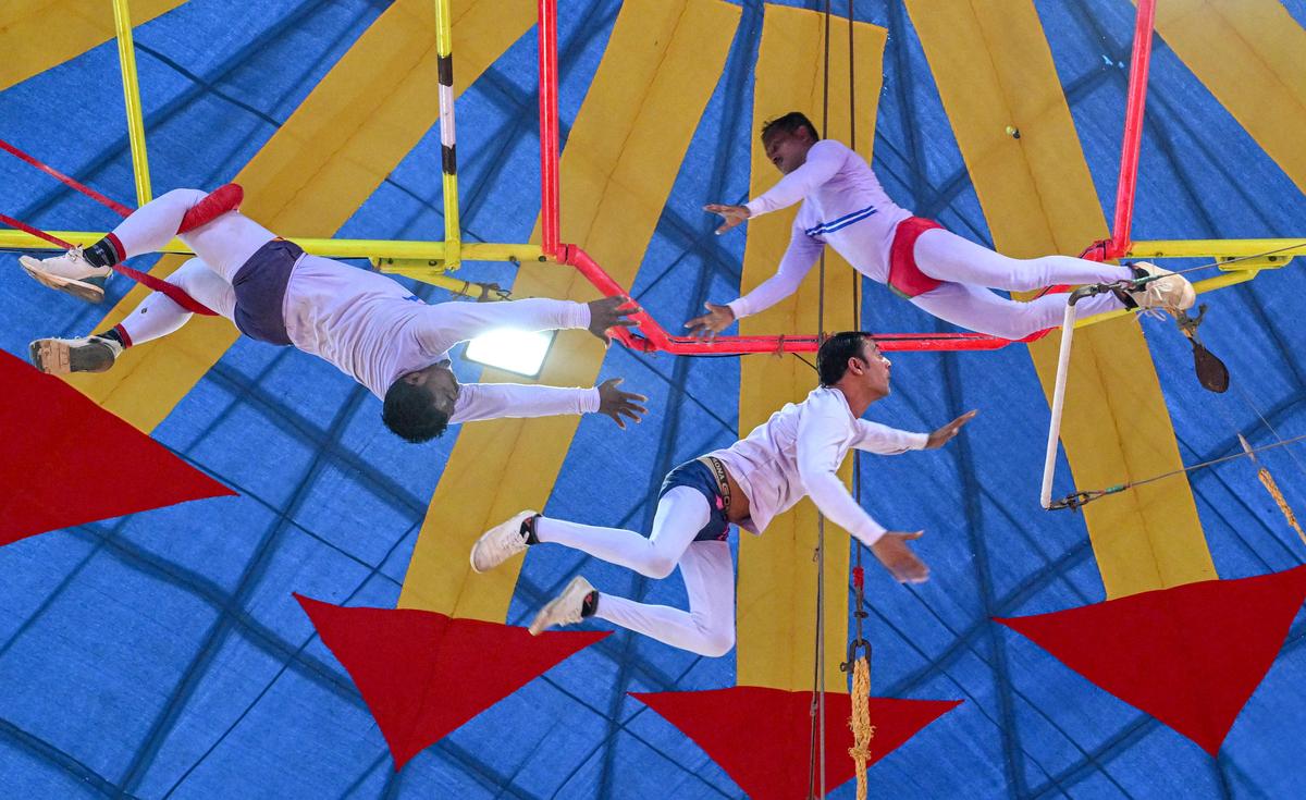 Trapézios se apresentando no Bingo Circus em Vepagunta em Visakhapatnam.