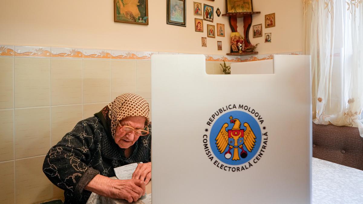 https://th-i.thgim.com/public/incoming/a4xik3/article70106392.ece/alternates/LANDSCAPE_1200/Moldova_Election_62927.jpg