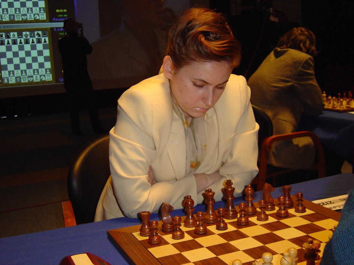 Judit Polgar shocks Magnus Carlsen with a beautiful deflection