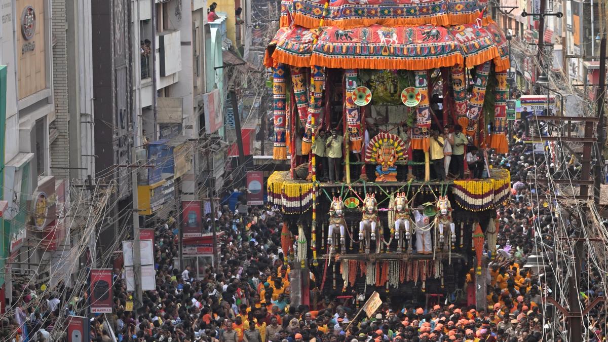 Sea of devotees witnesses Chithirai car festival