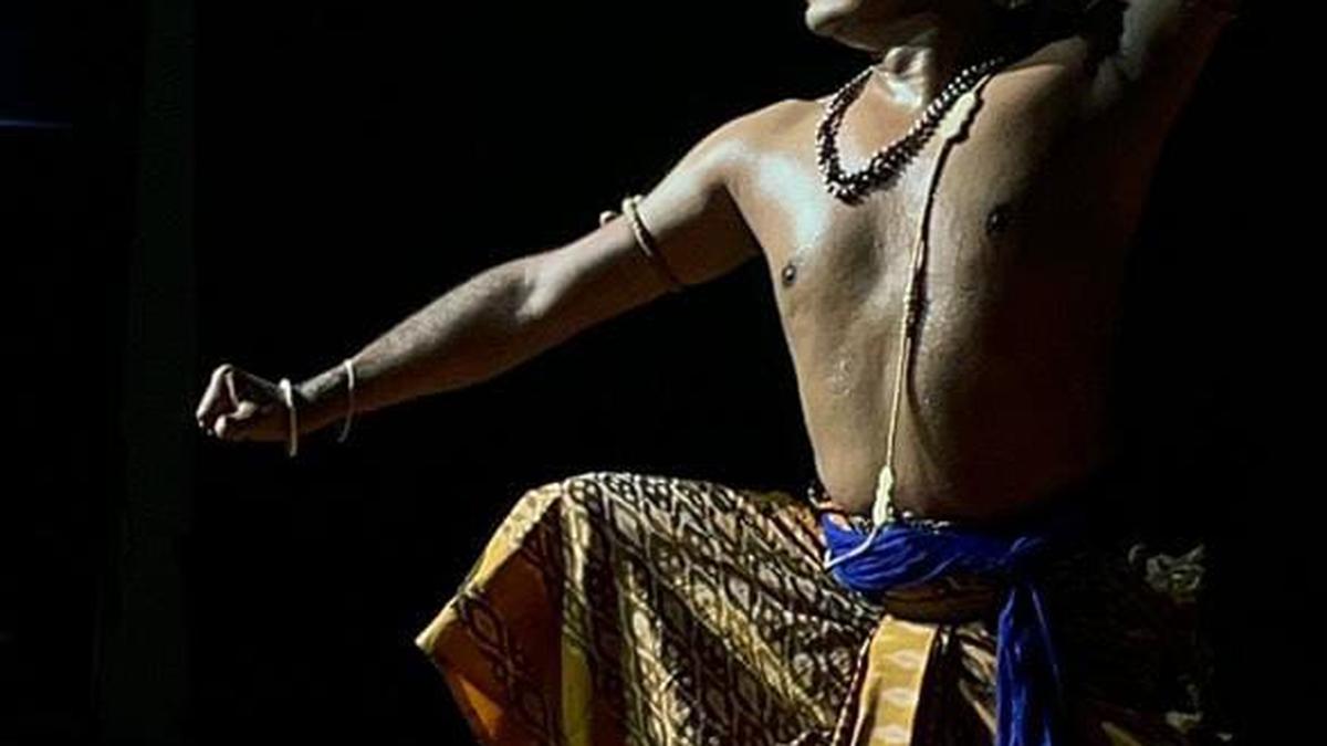 Himanshu Srivastava narrates the story of Ekalavya through Bharatanatyam