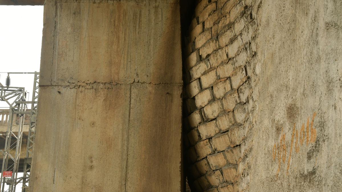 Overbridge on Tiruchi-Chennai NH near Ponmalai closed for traffic as one of the walls is damaged