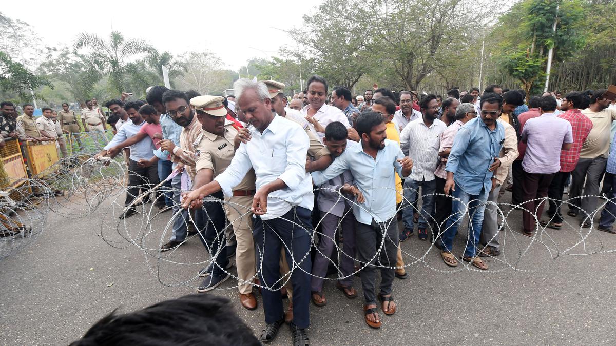 Protest at RINL-VSP admin building against MoU with Jindal