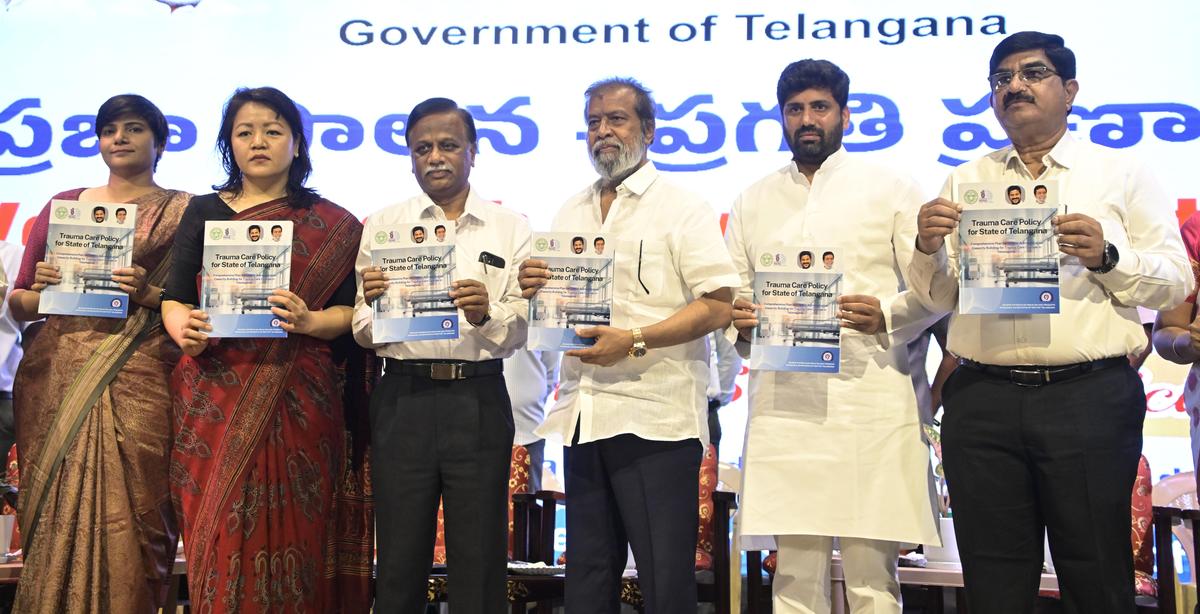 स्वास्थ्य मंत्री सी. दामोदर राजा नरसिम्हा ने रवींद्र भारती में विश्व स्वास्थ्य दिवस समारोह के दौरान ट्रॉमा केयर पॉलिसी लॉन्च की। स्वास्थ्य सचिव क्रिस्टीना जेड चोंग्थू, हैदराबाद के जिला कलेक्टर हरि चंदना, राज्यसभा सांसद अनिल कुमार यादव, एनआईएमएस के निदेशक डॉ. एन. भीरप्पा और टीवीवीपी आयुक्त डॉ. अजय कुमार भी मंगलवार को हैदराबाद में नजर आए।