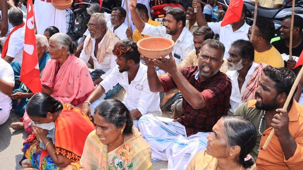 CPI cadre block road at Thangachimadam seeking release of fishermen held by SL Navy