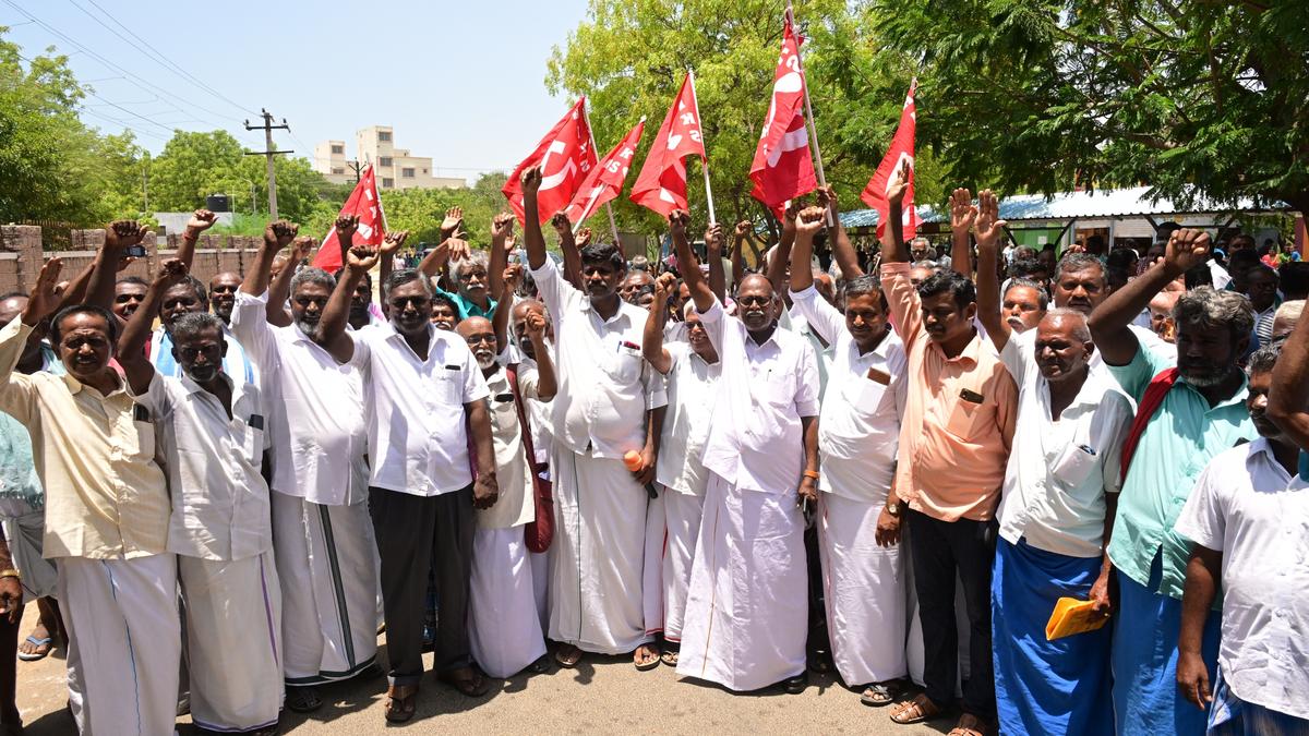 Farmers demand early disbursal of crop loss insurance benefits