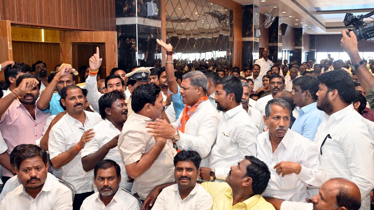 B.V. Naik hands over party B form to Amareshwar Naik after Radha Mohandas Agarwal holds talks in Raichur