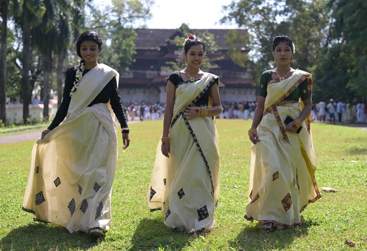 traditional%20attire%20Wadakumnathan%20temple