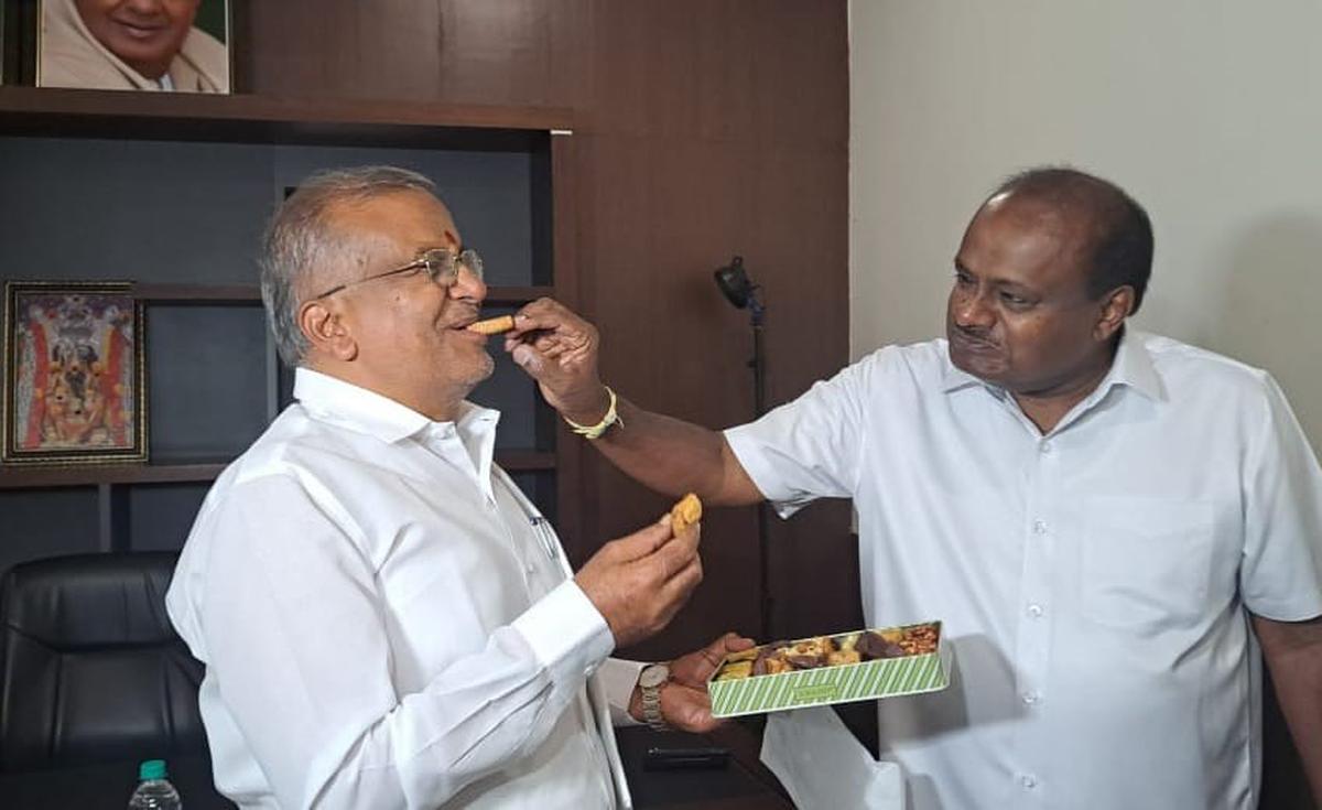 G.T. Deve Gowda meets H.D. Kumaraswamy, sends out message of bonhomie