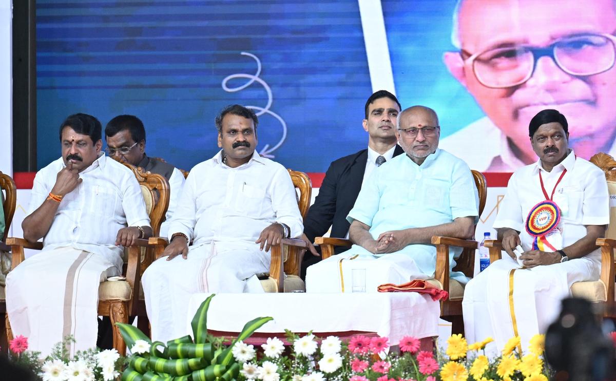 மதுரையில் ஞாயிற்றுக்கிழமை நடைபெற்ற சுதந்திரப் போராட்ட வீரர் வ.உ.சிதம்பரம் சிலைக்கு அடிக்கல் நாட்டு விழாவில் இந்திய துணைக் குடியரசுத் தலைவர் சி.பி.ராதாகிருஷ்ணன் கலந்து கொண்டார். 