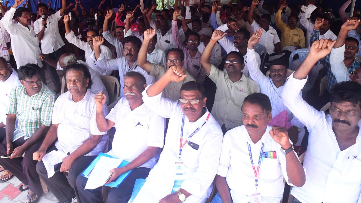 1998 DSC batch candidates stage protest for jobs in Vijayawada