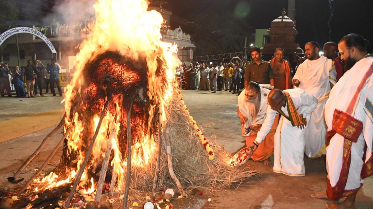 Srisailam temple authorities hold meeting with Karnataka devotees