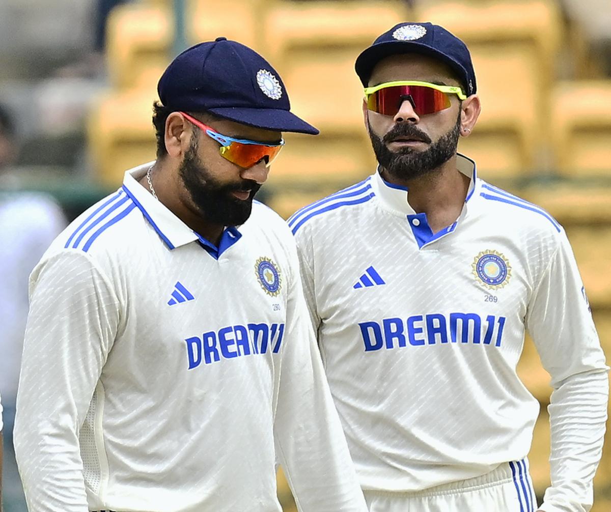 Rohit Sharma dan Virat Kohli, pada hari ke 5 pertandingan Uji coba kriket pertama antara India dan Selandia Baru di Stadion M. Chinnaswamy, di Bengaluru pada 20 Oktober 2024. Rohit Sharma dan Virat Kohli, pada hari ke 5 pertandingan Uji coba kriket pertama antara India dan Selandia Baru di Stadion M. Chinnaswamy, di Bengaluru pada 20 Oktober 2024.