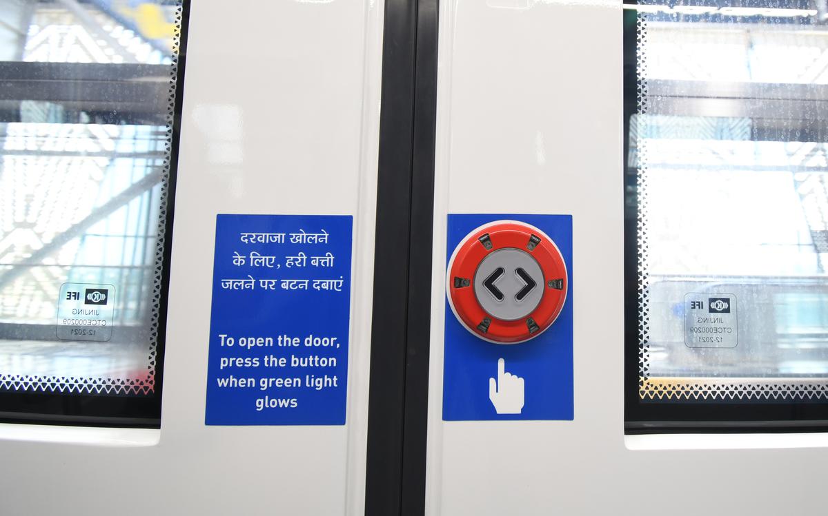 All doors have first-of-its-kind manual locks that passengers can unlock to open the doors at a station in case they fail to open automatically.