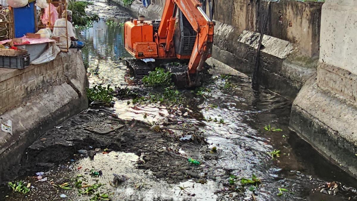 Coimbatore Corporation begins desilting channel connected to Muthannan Kulam