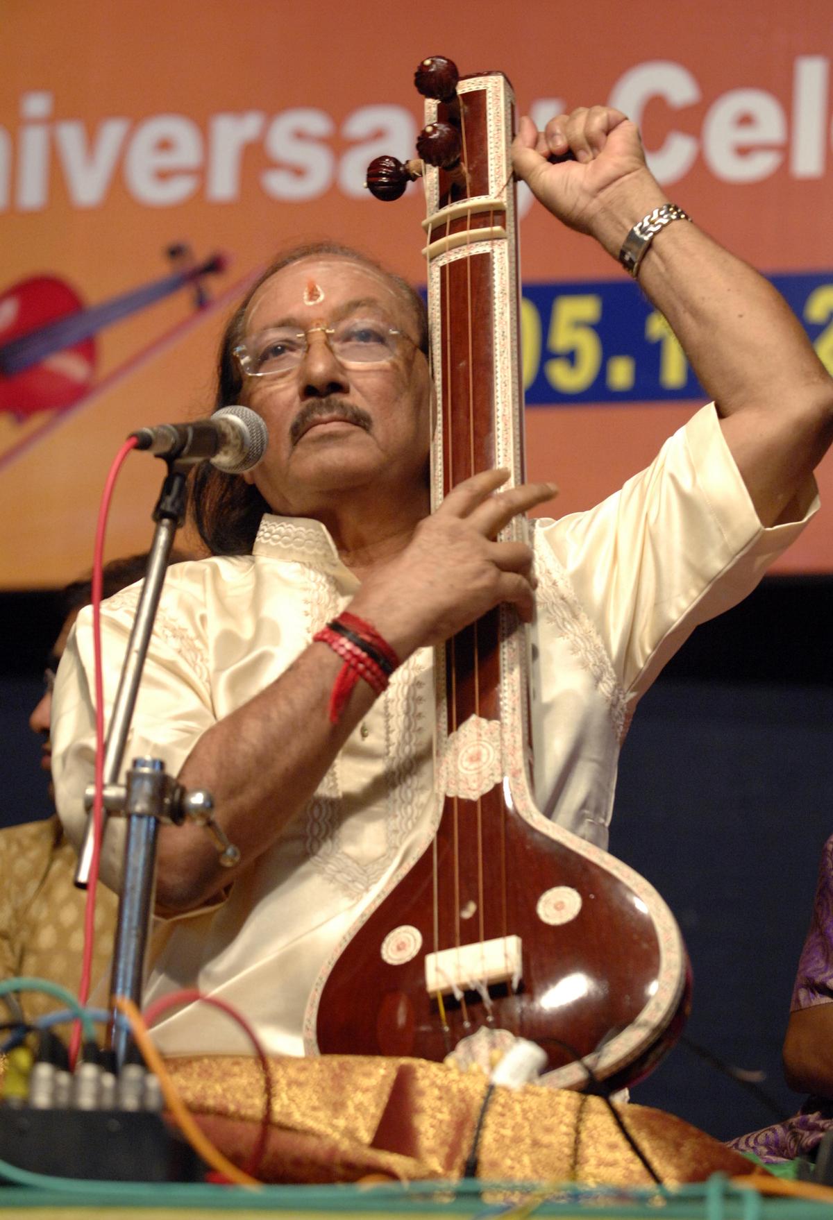 टीवी गोपालकृष्णन ने 2010 में चेन्नई के रामाराव कला मंडप में वार्षिक संगीत समारोह के हिस्से के रूप में हिंदुस्तानी गायन संगीत कार्यक्रम प्रस्तुत किया। टीवी गोपालकृष्णन ने 2010 में चेन्नई के रामाराव कला मंडप में वार्षिक संगीत समारोह के हिस्से के रूप में हिंदुस्तानी गायन संगीत कार्यक्रम प्रस्तुत किया।