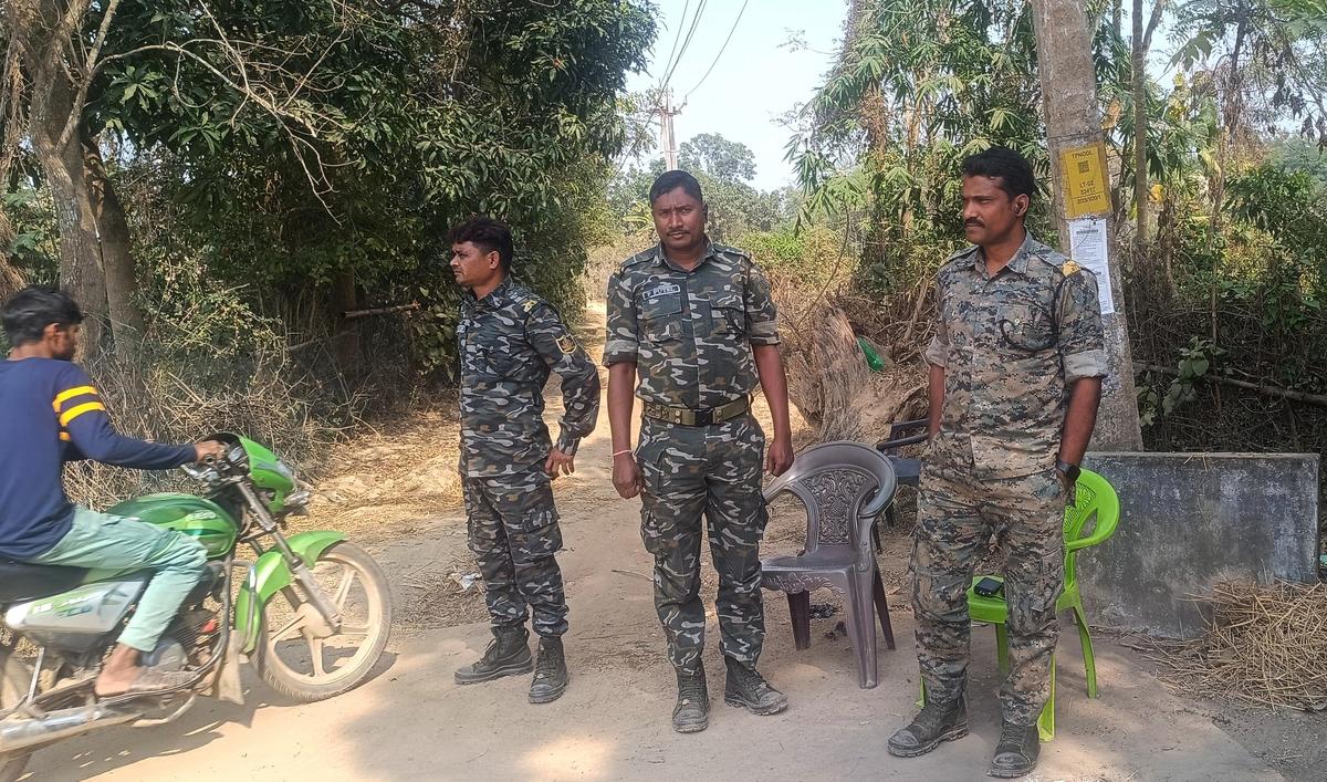 Las fuerzas de seguridad se desplegaron en el punto de entrada de la aldea de Astia, donde un musulmán murió linchado en el distrito de Balasore, en el norte de Odisha. 