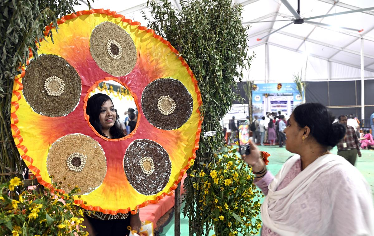 Participantes que participaron en el Krushi Mela, organizado por la Universidad de Ciencias Agrícolas de Bengaluru, el 13 de noviembre de 2025.