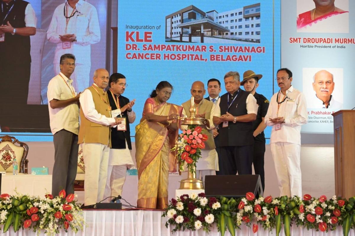 3 जनवरी, 2025 को बेलगावी के क्ले डॉ। संपत कुमार शिवानीगी कैंसर अस्पताल के उद्घाटन के दौरान राष्ट्रपति द्रौपदी मुरमू ने दीपक को रोशनी दी। क्ले के अध्यक्ष प्रभाकर कोरे, केंद्रीय मंत्री प्रालहाद जोशी, मंत्री शरण प्रकाश पाटिल, सतीश जुरिहोली और अन्य मौजूद हैं।  