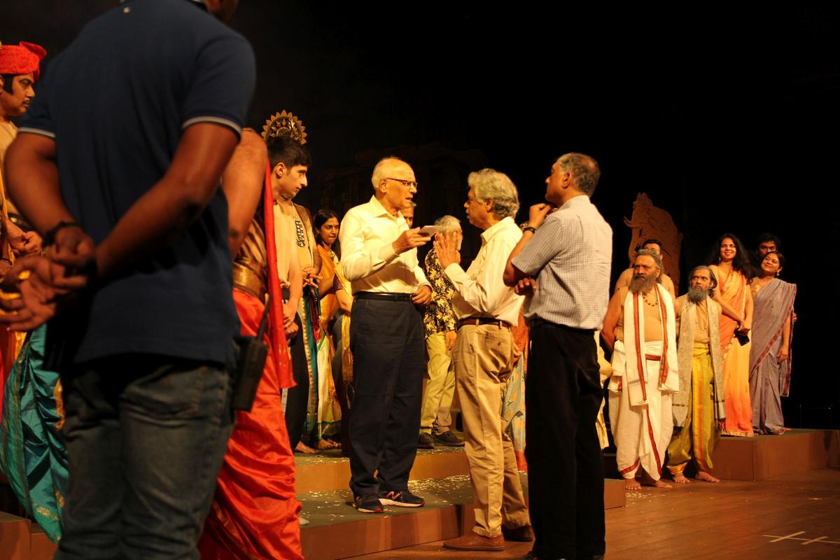 Bhyrappa with Prakash and the cast and crew of Parva 