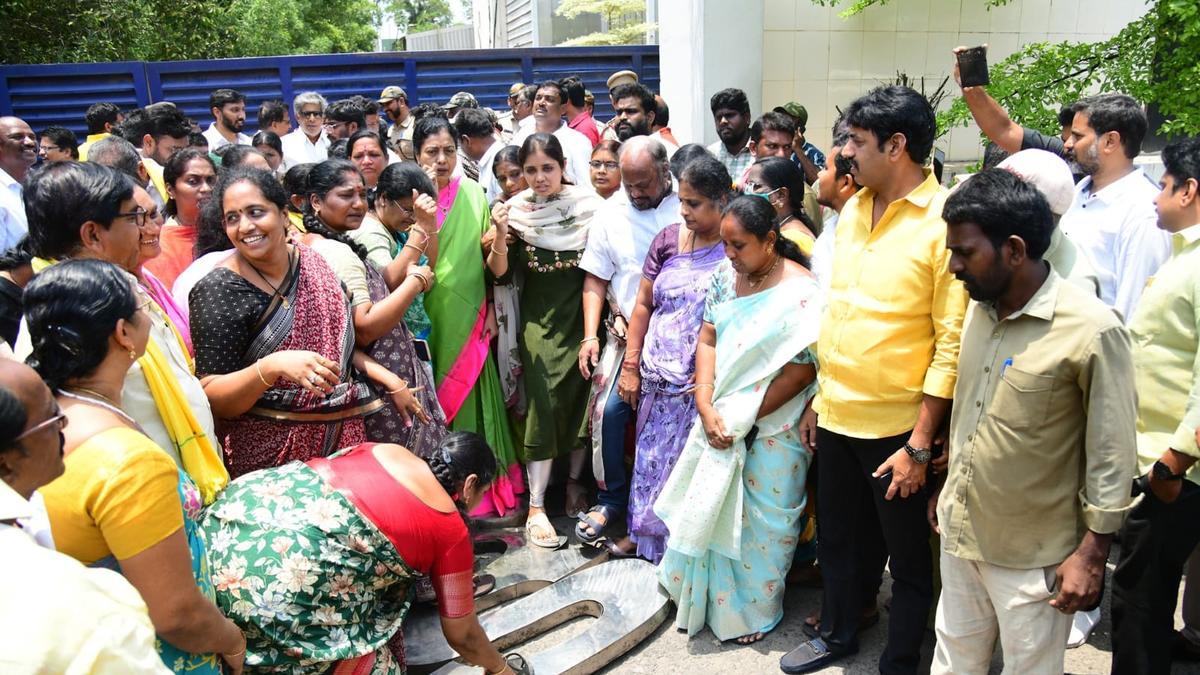 Journalist comments against Amaravati women farmers: protestors stage protest in front of private TV channel office