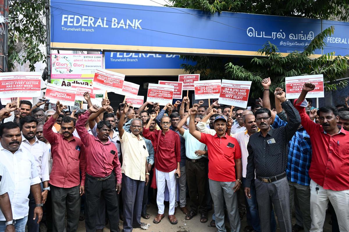 thehindu.com - The Hindu Bureau - Bankers stage demo for introduction of '5-day-a week banking system'