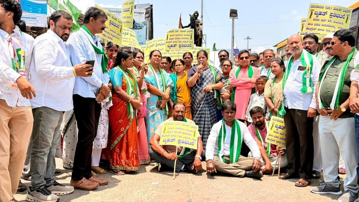 JD(S) stages protest against Congress in Shivamogga