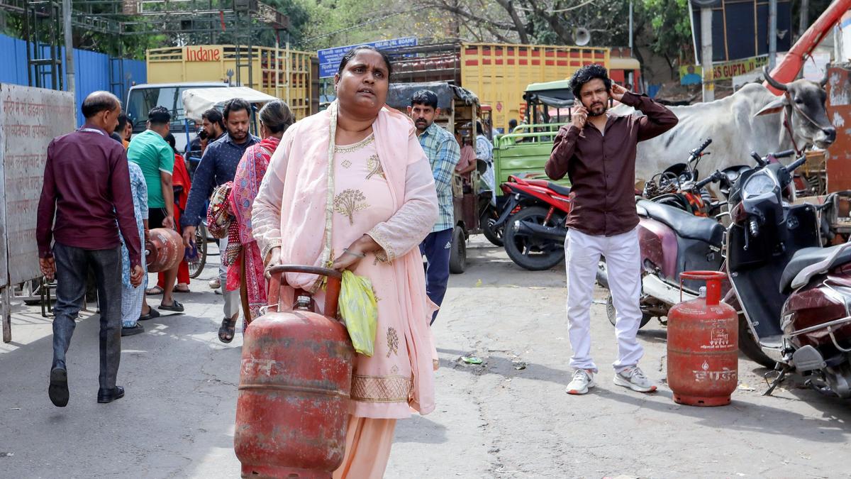 LPG crunch puts strain on mid-day meals for children at schools across India
