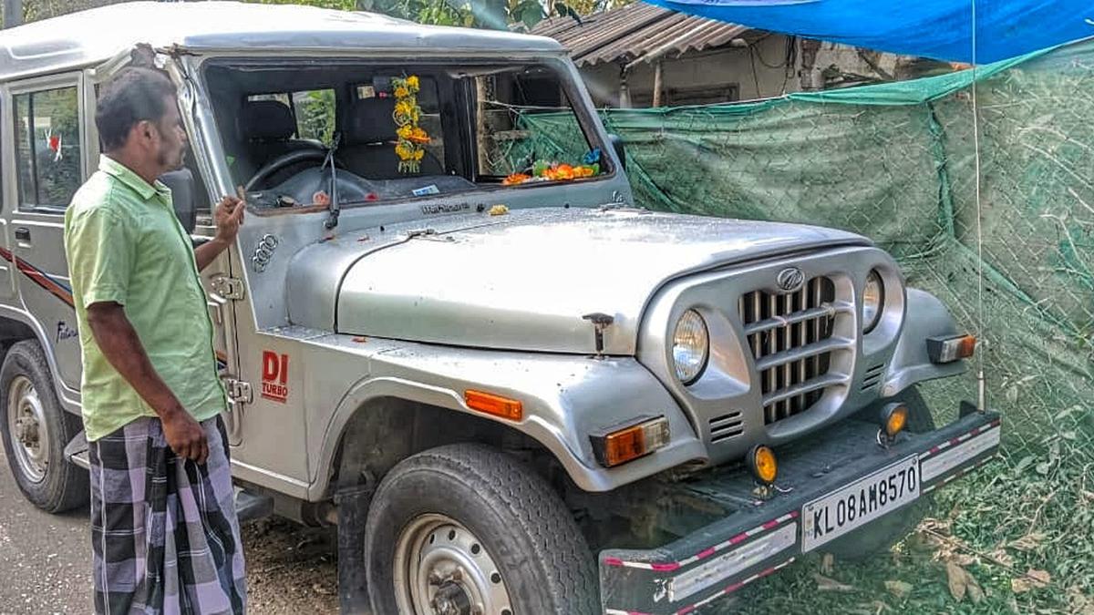Chakkakompan attacks vehicle, Arikompan destroys roadside shop in Idukki
