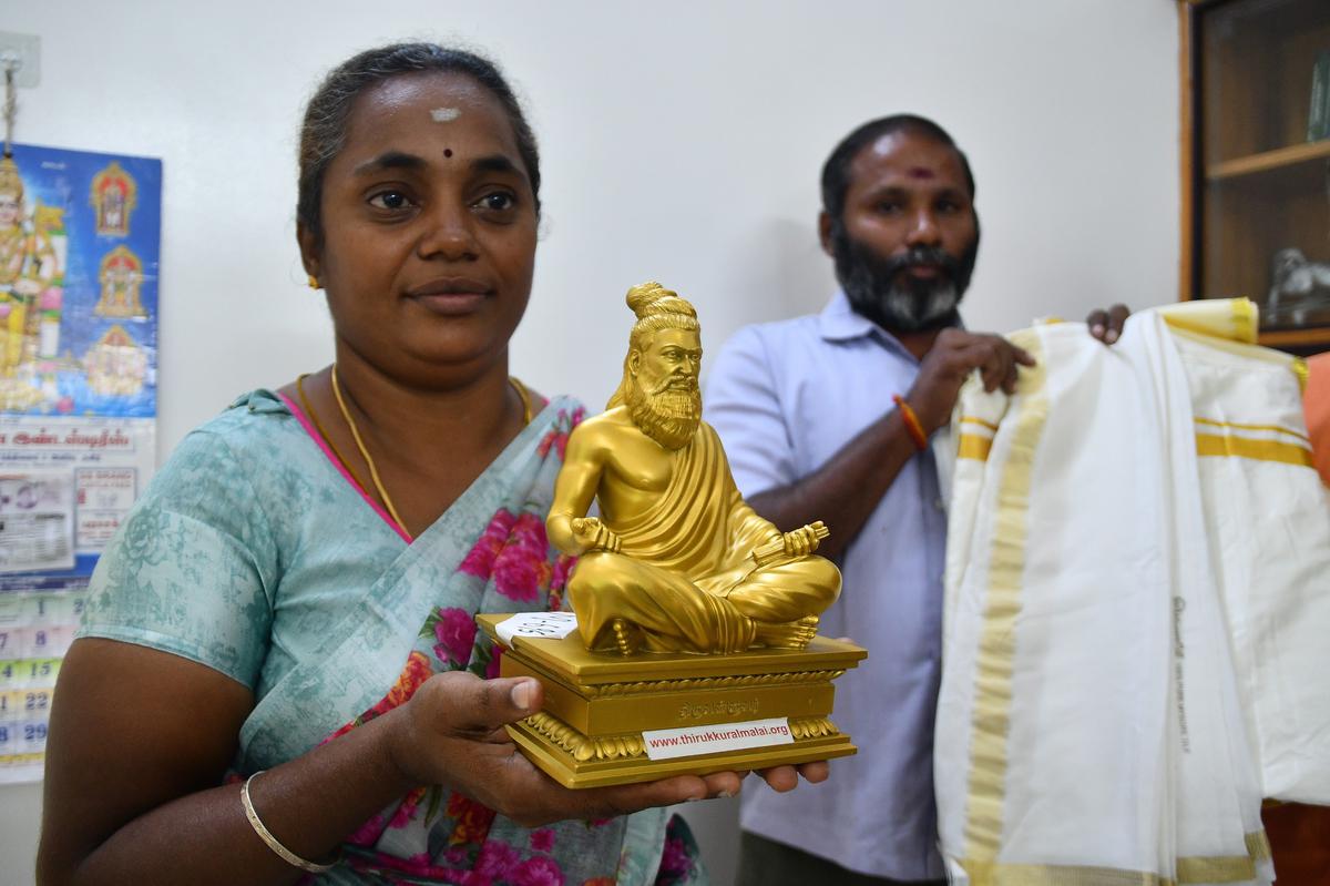 Salem resident buys Thiruvalluvar statue, silk dhotis in PM mementos auction